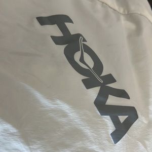 HOKA WHITE VERY THIN SMALL WHITE WINDBREAKER